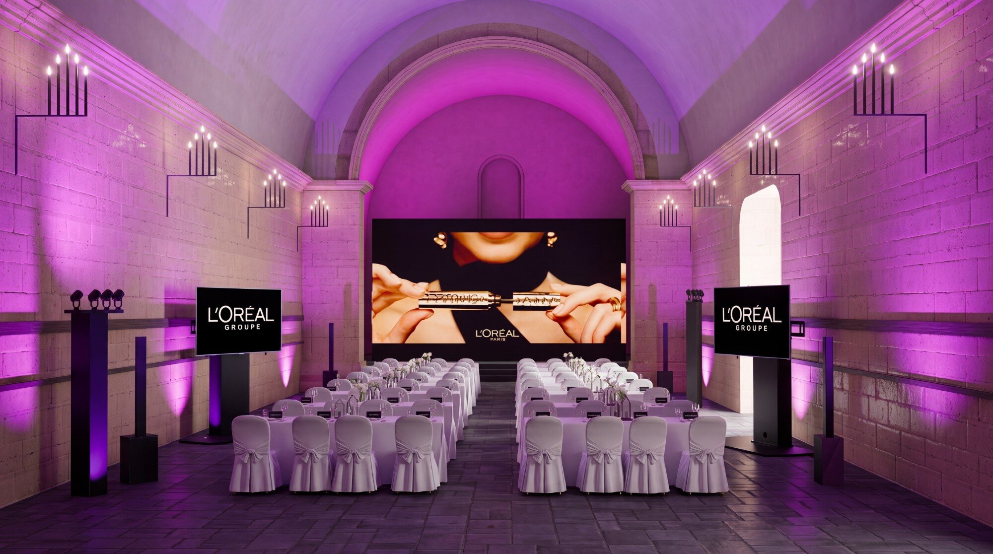 Render de un evento corporativo: salón abovedado con iluminación morada, pantalla LED, tótems y mesas vestidas de blanco